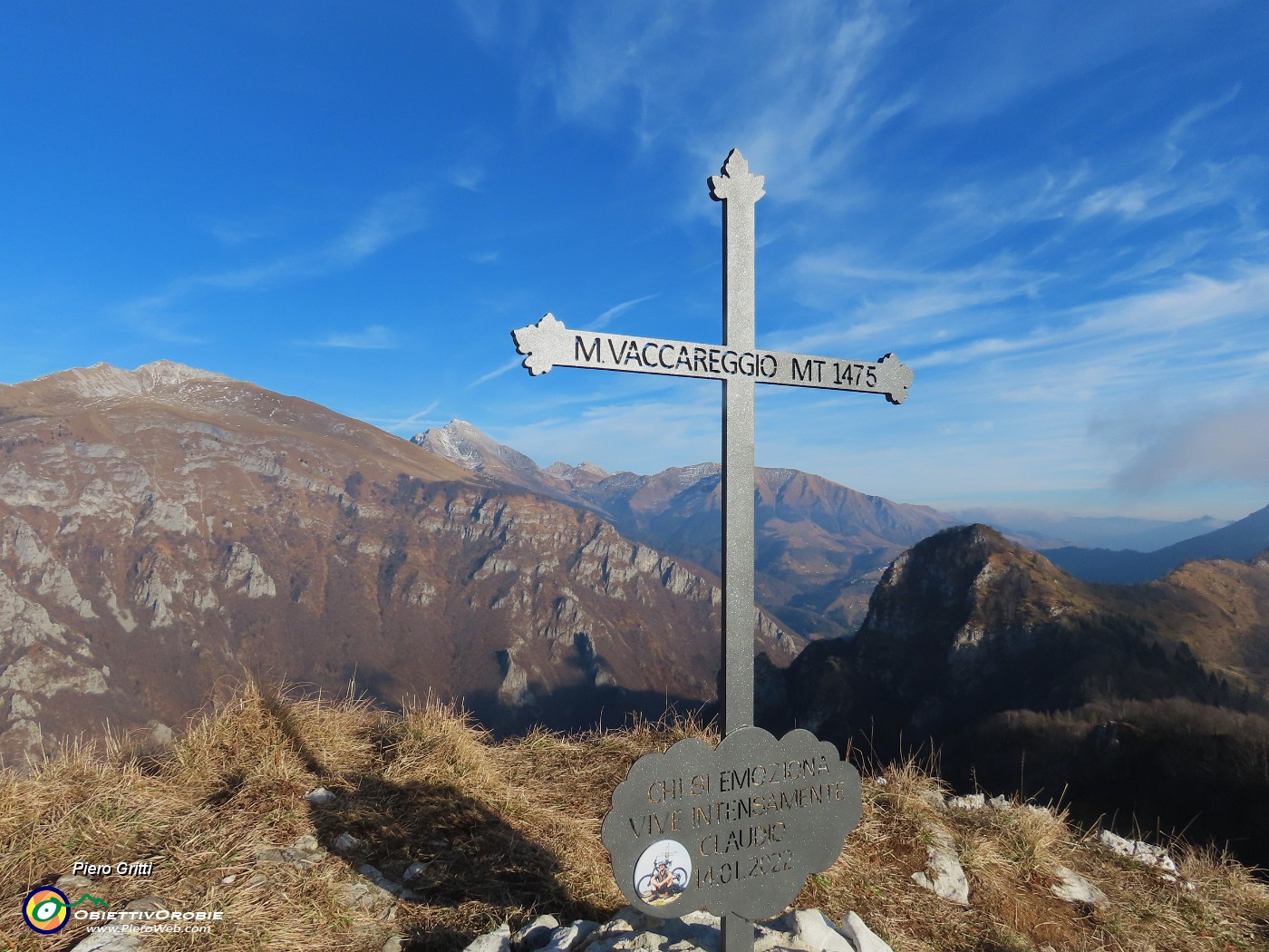 31 Croce di vetta Vaccareggio (1475 m) posta a ricordo di Claudio due anni fa.JPG